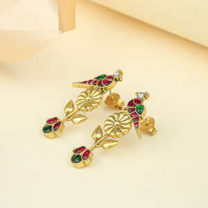 Pendientes Anokhi Peacock Bagh en tono dorado con engaste de bisel moderno y perla, diseño geométrico de animal, hechos de aleación de zinc - Product Image 3