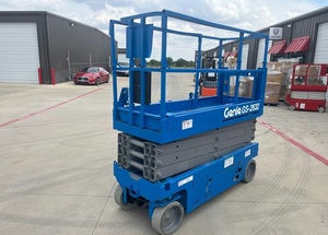 Plateforme élévatrice à ciseaux électrique d'occasion GS4047 de la marque Genie, capacité de 320 kg, hauteur de 11,7 m, plateforme de travail en hauteur en acier, pompe et moteur - Product Image 2