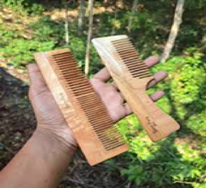 Par de peines de dientes anchos de madera de Neem puro | Ideal para desenredar y masajear el cuero cabelludo | Salud y crecimiento natural del cabello de la India - Product Image 2