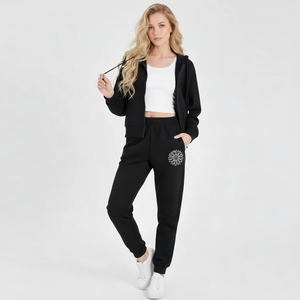 ชุดเสื้อฮู้ดและกางเกงจ็อกเกอร์สำหรับผู้หญิง ผ้าถักโพลีเอสเตอร์/คอตตอน ระบายอากาศได้ดี เป็นมิตรกับสิ่งแวดล้อม สไตล์ลำลอง สำหรับฤดูใบไม้ร่วงและฤดูหนาว แบบสั่งทำพิเศษ - Product Image 5