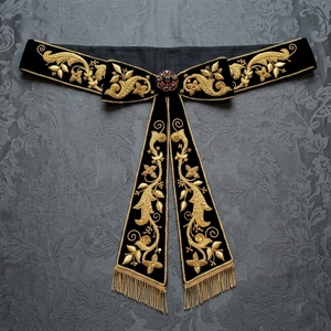 Estola de terciopelo de lujo con bordado dorado y distintivo de pedrería para decoración de prendas - Product Image 2