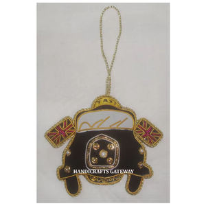 Nuevo diseño Golden Zari bordado árbol de Navidad adorno colgante Material de tela forma de coche con trabajo de cuentas utilizado para la decoración del hogar - Product Image 1