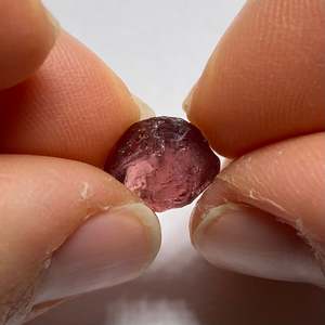 Pierre précieuse naturelle œil de chat grenat rouge, forme cœur, 8 mm, polie, haute qualité, pierre minérale - Product Image 1