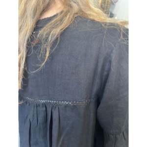 Vestido de Lino Negro Personalizable ERINA con Cremalleras y Volantes, Largo hasta el Suelo o hasta la Rodilla, Tallas XS-XL, para Días Festivos y Celebraciones, ODM Personalizado - Product Image 3