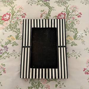 Cadre photo en résine incrustée d'os fabriqué à la main avec nacre pour décoration murale - Product Image 1