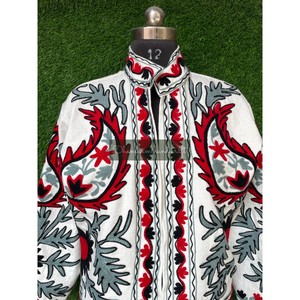 Veste unisexe d'hiver en coton indien Veste à broderie florale à la main Veste Suzani à la main Pardessus de style bohème hippie - Product Image 2