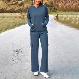 Ensemble survêtement deux pièces pour femmes OEM sweat à capuche et pantalon sur mesure avec logo en tissu respirant et design de marque de distributeur - Product Image 3