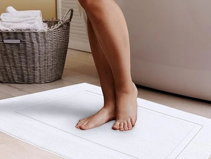 Alfombra de baño de lujo diseñada con tela de felpa, gran absorción, secado rápido y base resistente para baños modernos. - Product Image 1