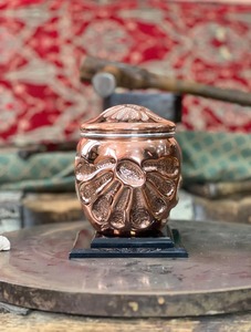 Seau à glace en cuivre avec couvercle et pinces assorties pour la présentation au bar, les réceptions, l'hôtellerie, la restauration et les cadeaux haut de gamme - Product Image 3