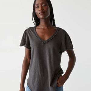 Camiseta de algodón con cuello en Supima V para mujer suave y cómoda, perfecta para capas, disponible en tonos neutros y pastel - Product Image 2