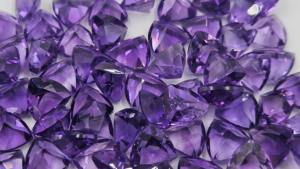 พลอยอเมทิสต์สีม่วงธรรมชาติ 100% คุณภาพเกรดพรีเมียม เงางาม ทรงทริลเลียนคัท ขนาด 8 มม. สำหรับทำเครื่องประดับ - Product Image 4