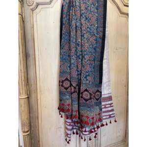 Tissu satiné Ajrakh matelassé double face en laine et soie, tissé à la main, imprimé géométrique dessiné à la main, disponible en bleu profond/rouge Ajrakh - Product Image 2