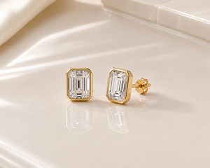 Boucles d'oreilles clous pour femme en or jaune 18 carats, serties de diamants taille émeraude cultivés en laboratoire, certifiés IGI, style classique minimaliste, pour usage quotidien, 4-5g - Product Image 2