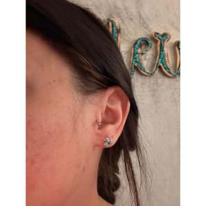 Pendientes de Plata de Ley y Turquesa Kingman, Estilo Zuni, Hechos en EE. UU. - Product Image 2