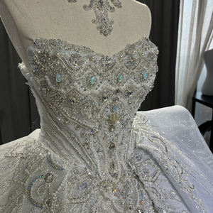 Robe de mariée moderne OY022 bleu étincelant à col bateau, dentelle, perles de cristal, traîne chapelle et fleurs pour soirée - Product Image 4