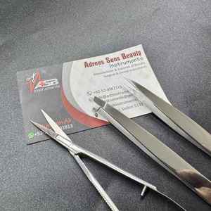 Pinzas de cejas plateadas de alta calidad, logotipo personalizado, puntas puntiagudas inclinadas de acero sostenible, pinzas para cejas con tijera de resorte para cejas - Product Image 3