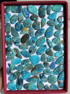 Lote al por mayor de cabujón de shattuckita natural hecho a mano, piedras preciosas de cristal de tamaño y forma mixta para la fabricación de joyas - Product Image 3