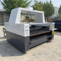 Machine de découpe laser CO2 haute vitesse 1812 pour la découpe en gros de tissus de maillots de sport, de tentes et de vêtements de cyclisme