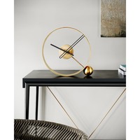 Horloge de table en métal antique sert à la fois de chronomètre fonctionnel et de pièce maîtresse artistique pour les bureaux ou les étagères