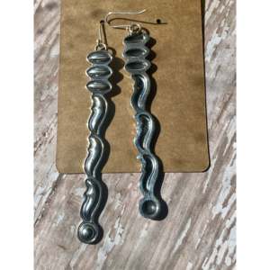 Pendientes Colgantes de Plata de Ley Chapados en Oro de 18K de Alex Sanchez con Diseño de Perlas, Diamantes y Rubíes para Bodas - Product Image 4