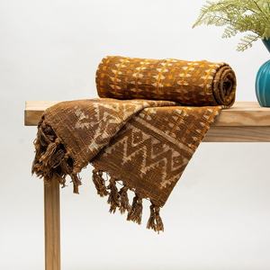 Sofá de algodón estampado a mano de lujo para sala de estar - Product Image 1