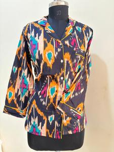 Blusa de satén floral negra elegante para mujer con manga larga con botones Noir Blossom Silk-Feel Top Sexy ODM Garden Print Shirt - Product Image 6