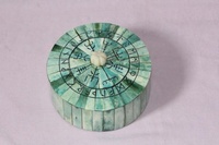 Boîte à bijoux Vegvisir de style rustique fabriqué à la main teck sculpté marron foncé mythologie nordique runes viking décor artistique artisanal en bois