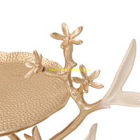 Présentoir de service en métal doré à 3 niveaux avec assiettes texturées et branche d'arbre florale Design moderne Présentoir pour desserts et pâtisseries
