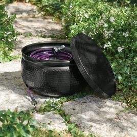 Soportes de metal resistentes para mangueras de jardín, diseñados para mangueras gruesas, que ofrecen opciones de almacenamiento en exteriores sin desorden. - Product Image 5