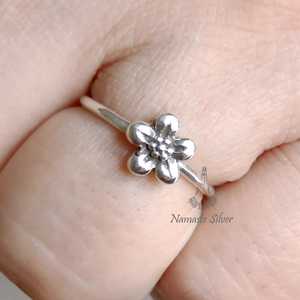 Anillo Floral Hecho a Mano en Plata de Ley 925 para Mujer, Delicado Anillo con Flor en Plata con Baño de Rodio - Product Image 5
