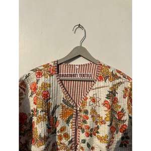 Chaqueta de algodón acolchada de invierno hecha a mano India estilo Kimono con estampado Floral para mujer regalo de fiesta tejido - Product Image 4