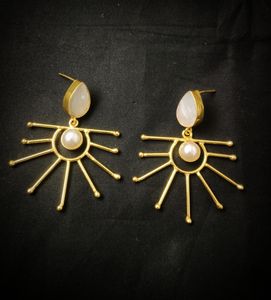 Pendientes tradicionales de latón hechos a mano para mujeres y niñas, joyería contemporánea chapada en oro para bodas, a un precio razonable - Product Image 1