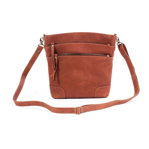 Nouvel arrivage de sac à bandoulière en cuir vintage élégant et tendance pour hommes écologique avec chaînes et boutons décoratifs en vente - Product Image 5