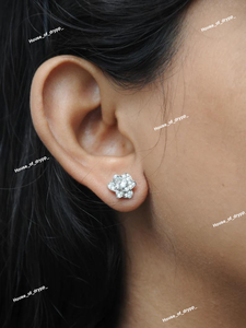 Pendientes de Botón con Flores Plateadas Elegantes con Diamantes de Moissanita Brillantes, Joyería Perfecta para Mujeres, para Fiestas de Novia - Product Image 2