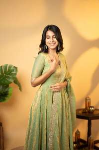 Traje Royal Chinnon Anarkali con bordado pesado Perfecto para celebraciones nupciales, mehendi y festivas - Product Image 6