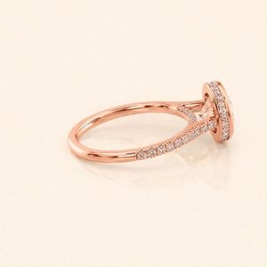Anillo de Compromiso con Diamante Cultivado en Laboratorio, Corte Redondo, Certificado por IGI, Oro Amarillo/Blanco y Rosa de 14K, Engaste de Bisel con Pavé de Diamantes, Anillo de Novia - Product Image 3