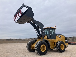 Cargadora de ruedas Deere 644P, cargadora frontal con motor diésel, de uso pesado para manejo de materiales en obras de construcción y minería. - Product Image 1