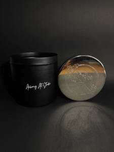 Tarro Metálico Cilíndrico Personalizable con Logotipo, Tapa de Acero Inoxidable en Relieve, Acabado Mate, Superficie Negra para Serigrafía, Grabado, Multiusos - Product Image 2