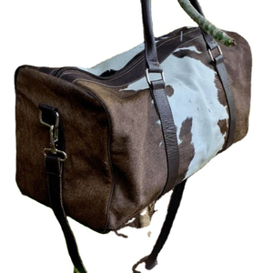 Grand sac de sport en cuir de vachette pour homme avec fermeture à glissière, logo personnalisable, conception de cheveux de vache à la mode, construction en cuir - Product Image 1