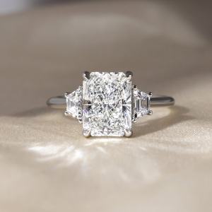 Bague de fiançailles en diamant taille radiant trois pierres en platine, bijoux de mariée classiques, prix de gros - Product Image 6