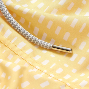 Shorts de bain recyclés pour hommes, motif mini-à carreaux jaune, séchage rapide, avec taille élastique et poches à cordon - Product Image 5