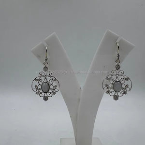 Boucles d'oreilles classiques en argent pur 92.5 plaqué or Boucles d'oreilles breloques de style quotidien pour les fêtes de mariage ou les cadeaux - Product Image 1