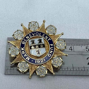 Badges métalliques sur mesure de haute qualité pour uniformes, vente en gros, accessoires de cérémonie de qualité supérieure - Product Image 4