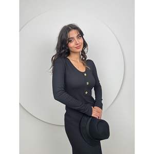 1014 ชุดเดรสผ้าถักคอวีทรงเข้ารูปพร้อมดีเทลแฟชั่นเรียบง่าย - Product Image 2