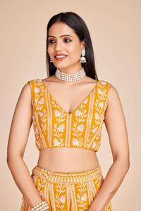 Offre Spéciale à la mode Fox Georgette Lehenga Choli en tissu fluide doux de couleur jaune avec un chemisier de créateur pour les femmes disponibles à la vente - Product Image 4