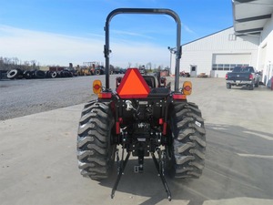 Tracteur Case IH FARMALL 40A, machine agricole haut de gamme, conçue pour l'agriculture intensive et un fonctionnement fiable. - Product Image 6
