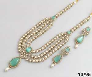 Boucles d'oreilles pour Mangtika Designer Party Wear Bijoux en pierres antiques traditionnels Ensemble de bijoux lourds de belle conception - Product Image 2