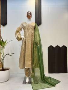 Ensemble élégant Pent avec Dupatta Vêtements ethniques élégants pour femmes avec des motifs à la mode Parfait pour les fêtes et les occasions festives - Product Image 5