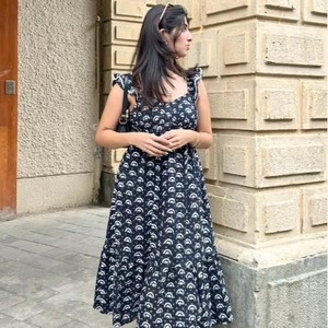 Robe de créateur de qualité à l'exportation pour femmes avec une coupe confortable idéale pour le travail, les événements ou les voyages disponibles à la vente - Product Image 1