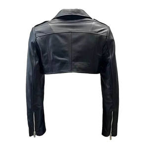 Chaqueta de motorista recortada de piel sintética negra para mujer, estilo Moto corto con cintura con cinturón y cuello de solapa - Product Image 2